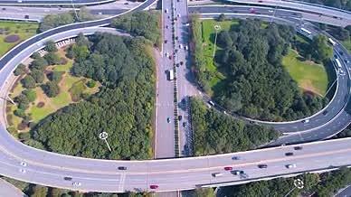 城市立交桥立体交通物流运输车流交通视频的预览图